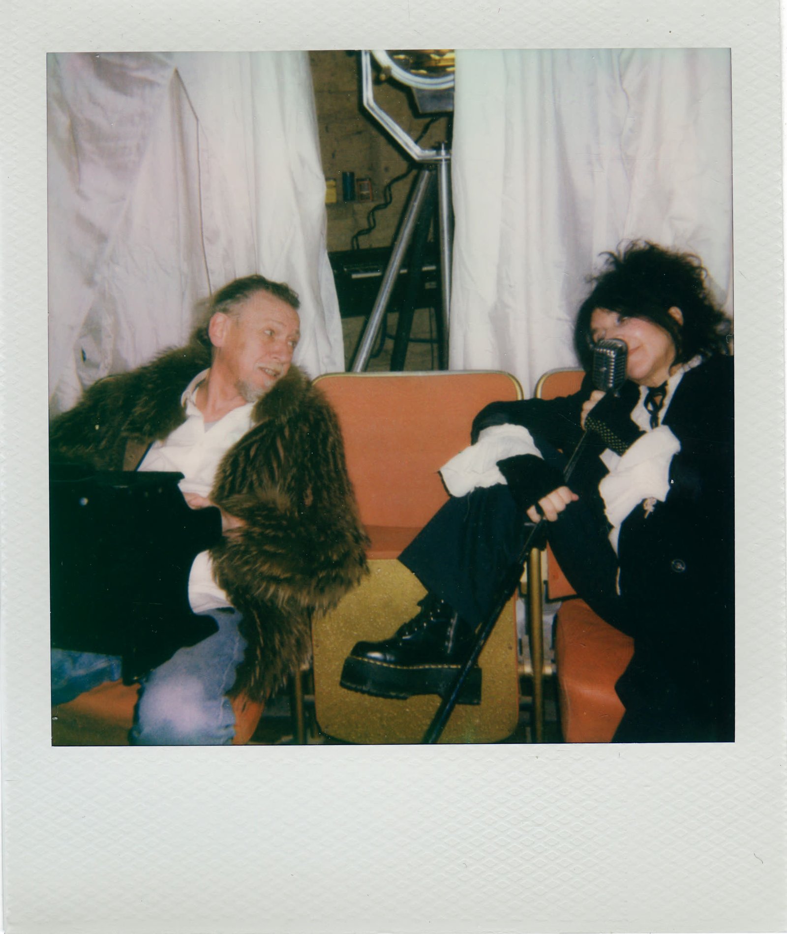 Photo polaroid du duo en coulisses